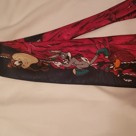 Bugs bunny and friends novelty tie - Picture 3 of 4